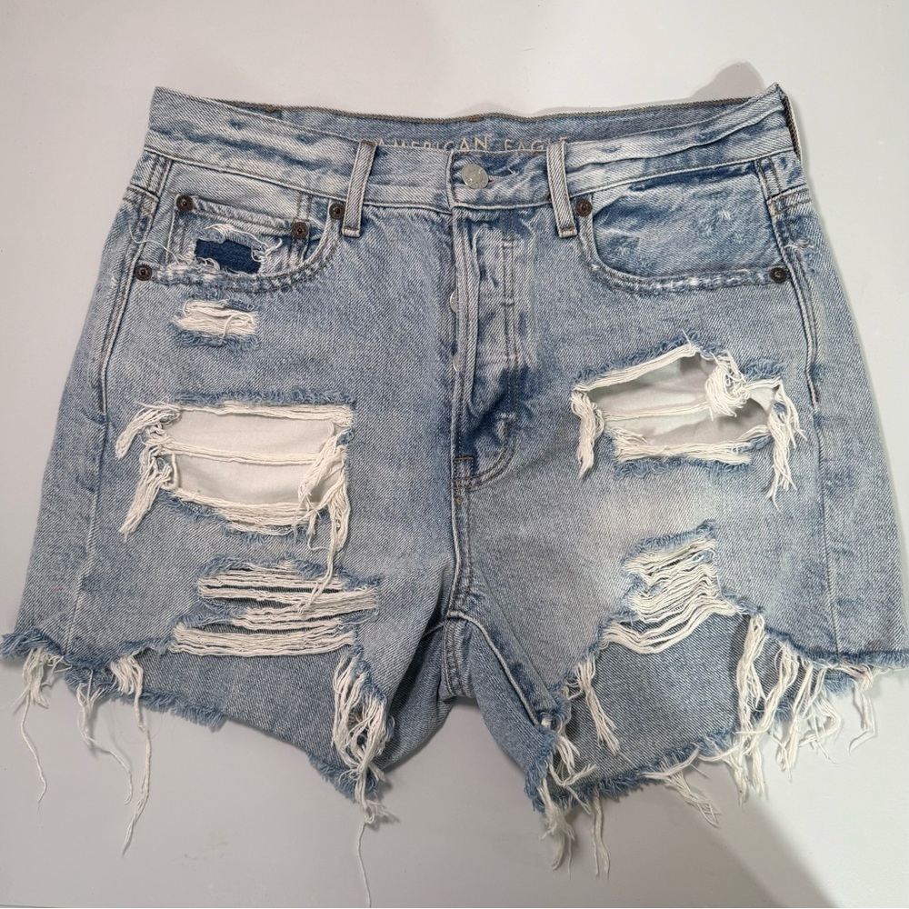 American Eagle 90s Boyfriend Denim Shorts Button Fly Distressed Raw Hem Size 4